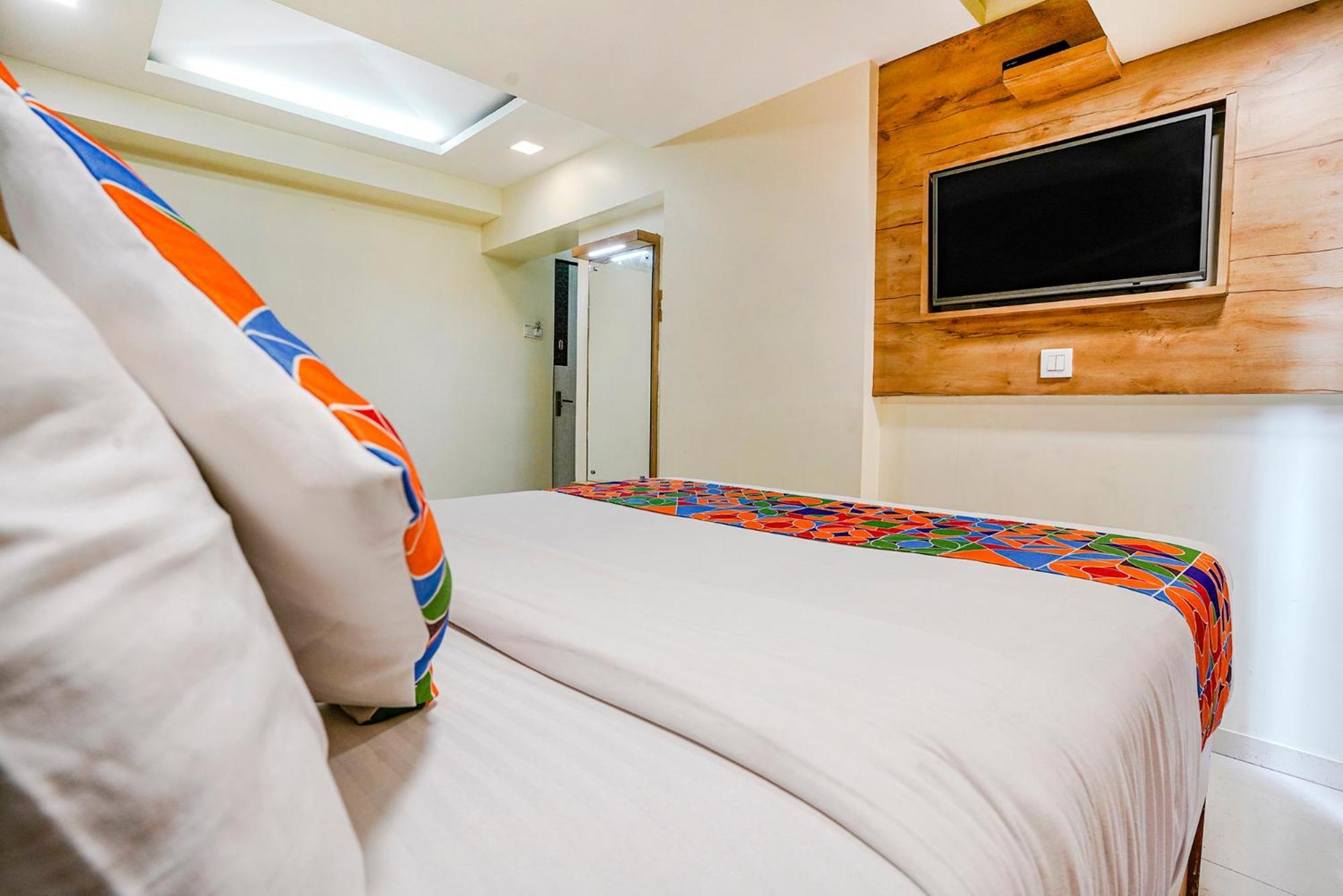 Fabexpress Amber Corp Inn - Nr Nesco Exhibition Center Мумбаи Экстерьер фото