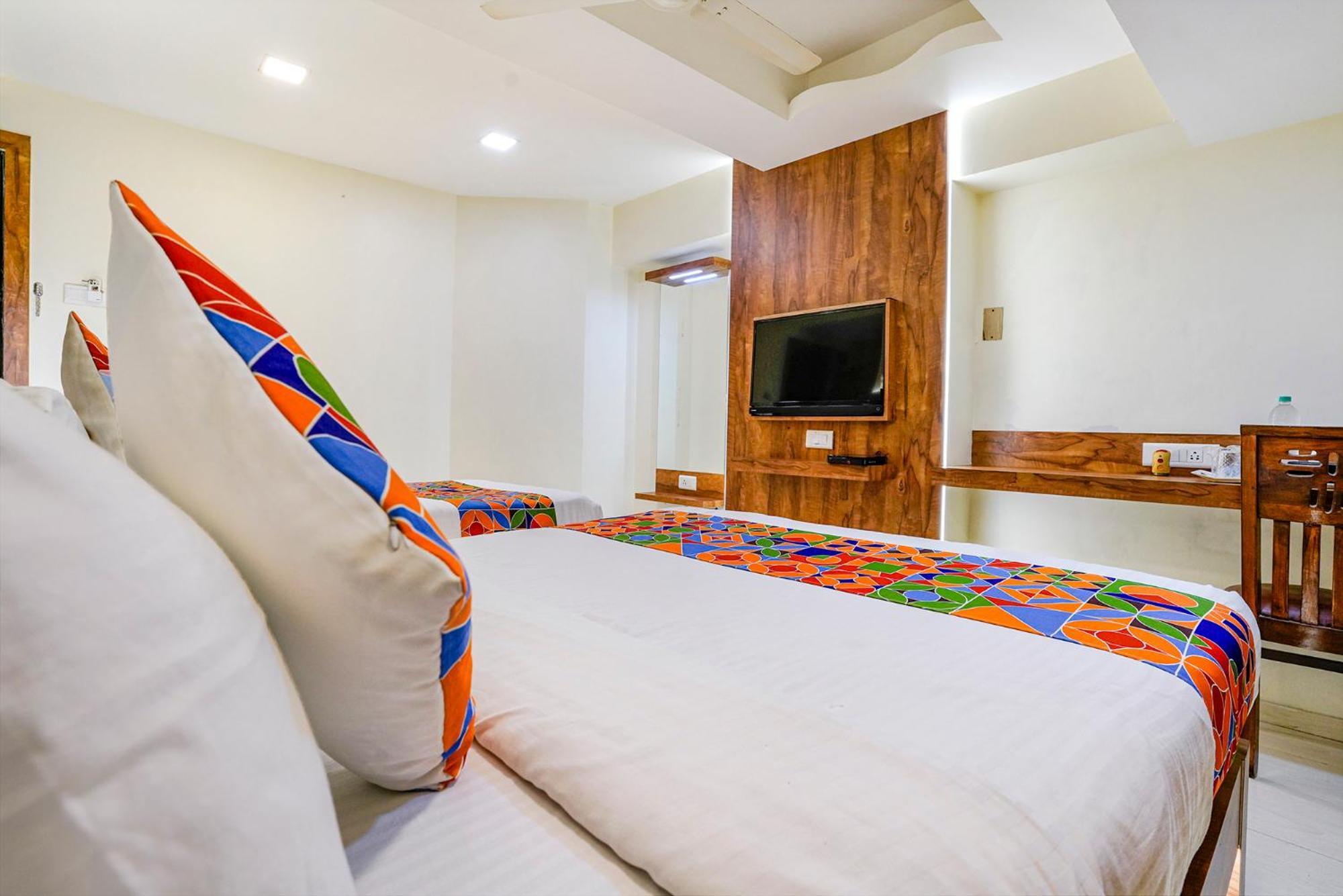 Fabexpress Amber Corp Inn - Nr Nesco Exhibition Center Мумбаи Экстерьер фото